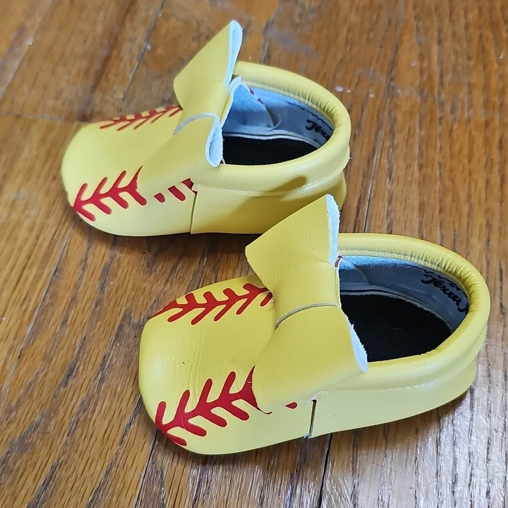 👪 Texas Moccs Size 2/3 Softball...like New!